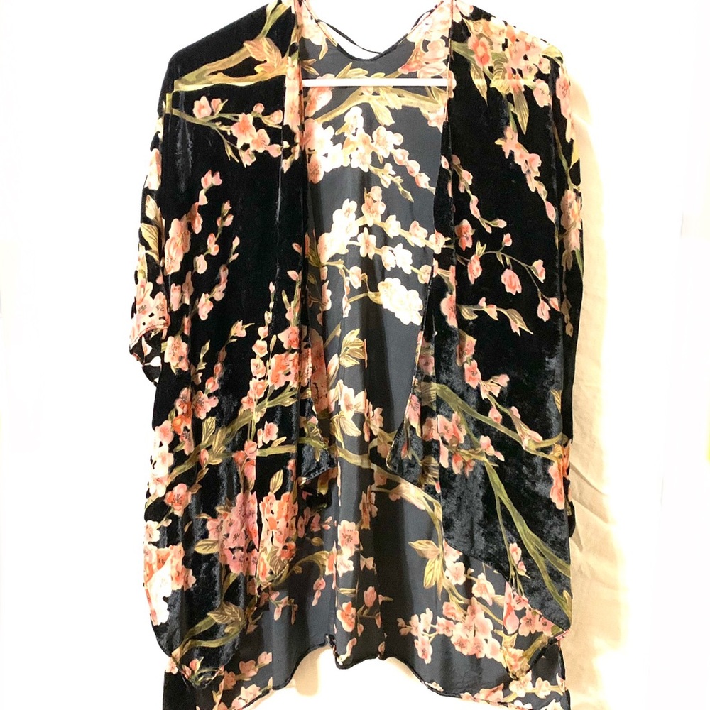 Floral print velvety short-sleeve kimono